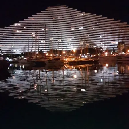Between And Cannes - Marina Baie Des Anges - Beach, Restaurants, Shops - Tea/coffee/sugar/bed Linen And Towels *